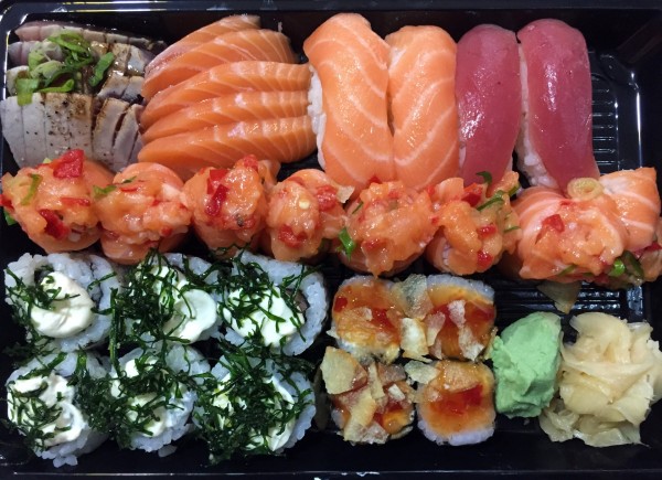 sashimis suhis e rolls do exclusivo sushi com os3fominhas